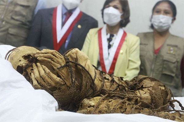 La momia de Cajamarquilla desvela su rostro, oculto por mil años en Perú