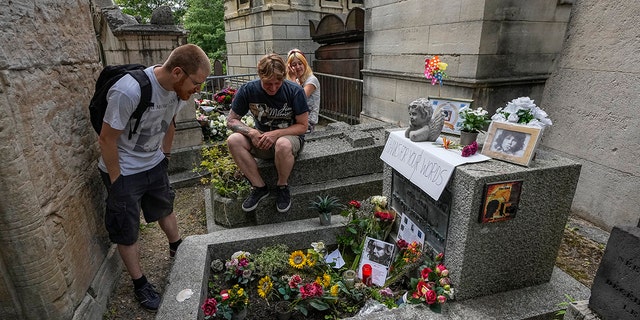 Fiesta en el cementerio: homenaje en la tumba de Jim Morrison en el 50 aniversario de su muerte