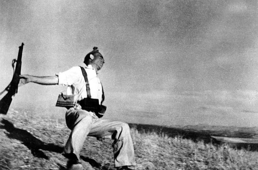 Una copia de la fotografía ‘Muerte de un miliciano’ de Capa se subasta en Viena por 144.000 euros