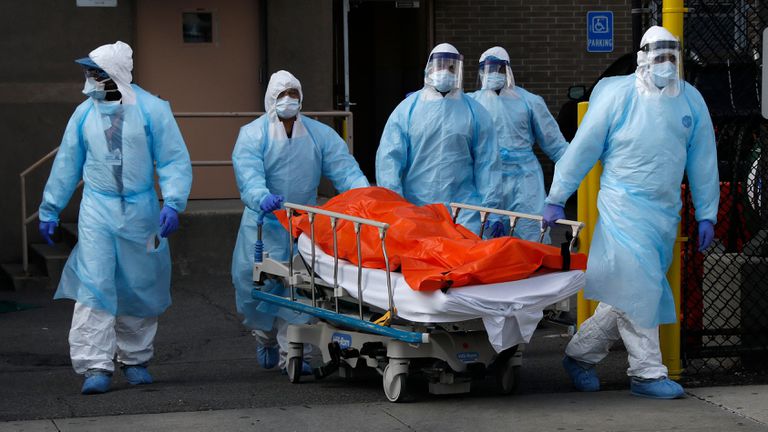 EE.UU. registró ayer 2.907 muertos, la cifra más alta desde el inicio de la pandemia y ya sobrepasa los 276.000 en total