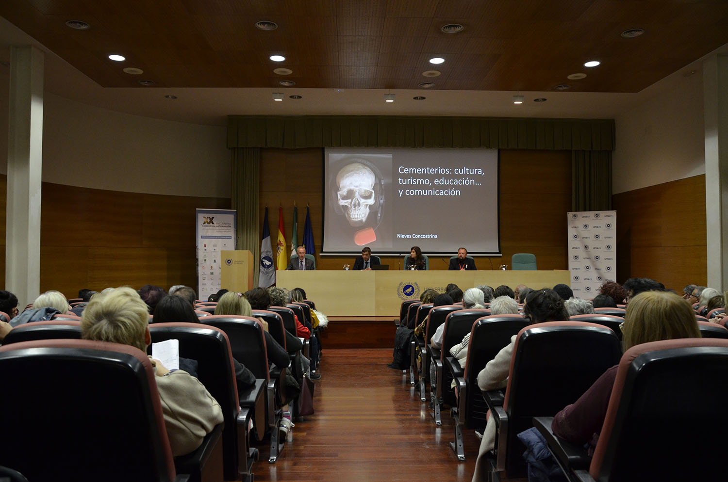 Concostrina narra en el la Universidad de Málaga 'La historia de los vivos contada por los muertos'