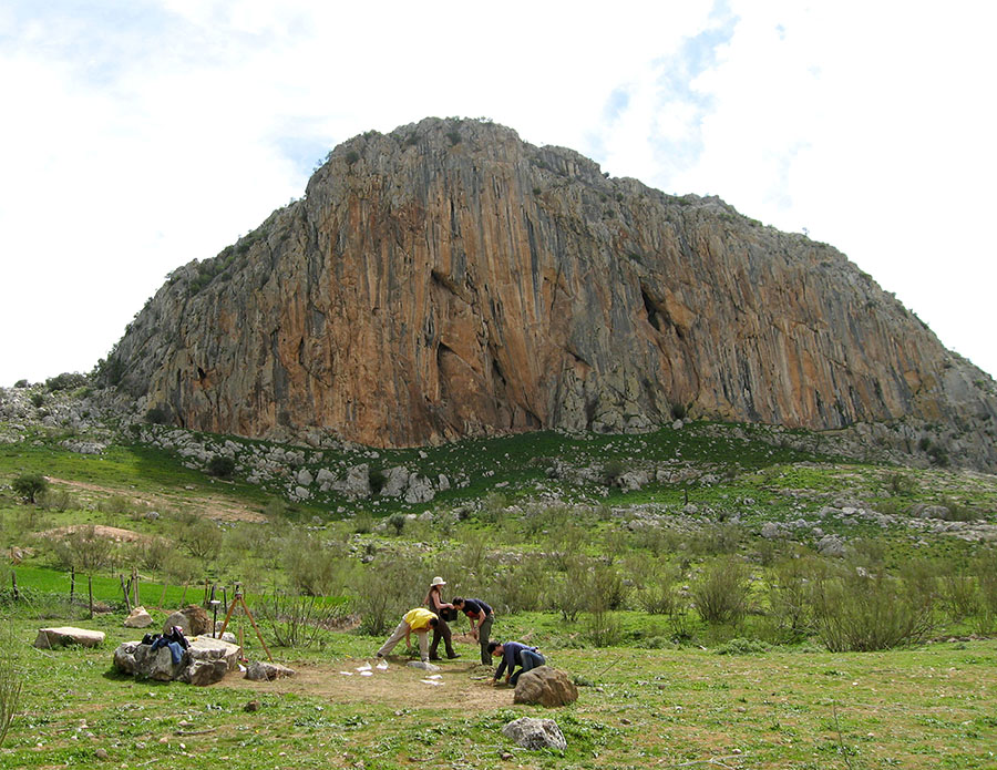 Arqueólogos de la Universidad de Sevilla hallan dos cráneos en el último dolmen descubierto en Antequera