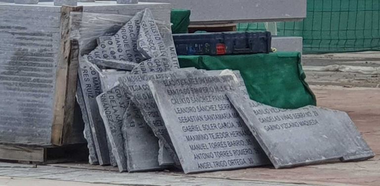 El alcalde de Rivas se ofrece al de Madrid para recibir las placas de los fusilados por el franquismo retiradas del cementerio de la Almudena