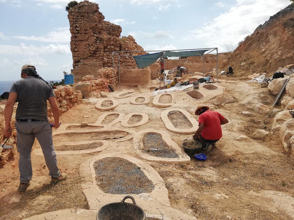 Los arqueólogos siguen exhumando restos del siglo XIII en la necrópolis de la Pobla de Ifach (Alicante)