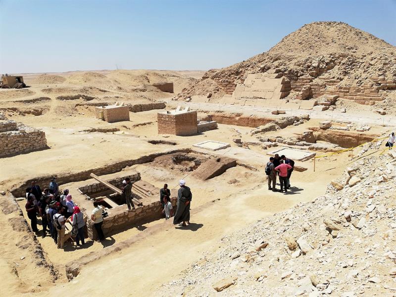 Egipto anuncia el descubrimiento de una importante torre de 2.500 años en un centro de momificación en Sakara
