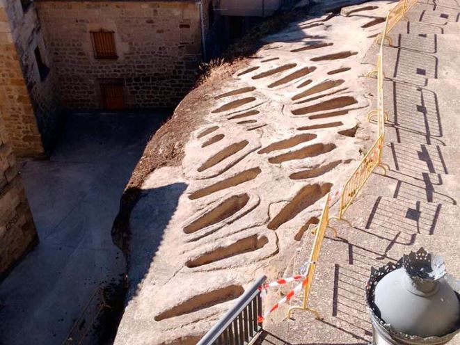 Descubren un esqueleto intacto durante la recuperación de la necrópolis medieval de Regumiel (Burgos)