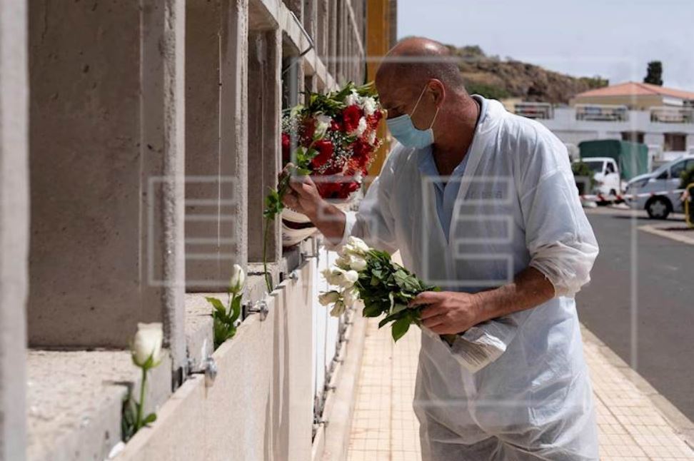 Cinco dígitos, tres letras, una corona de Cruz Roja y una rosa blanca puesta por los enterradores de Tenerife