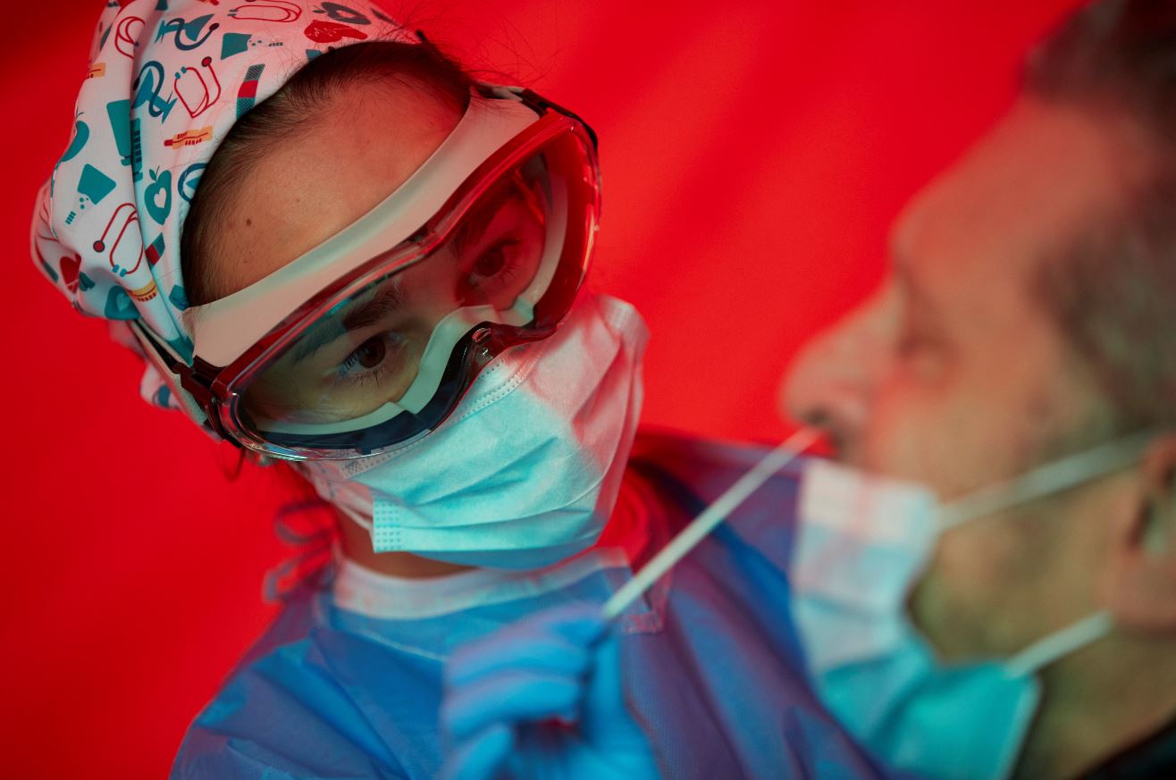 La covid-19 será enfermedad profesional para sanitarios y sociosanitarios que atiendan a enfermos contagiados