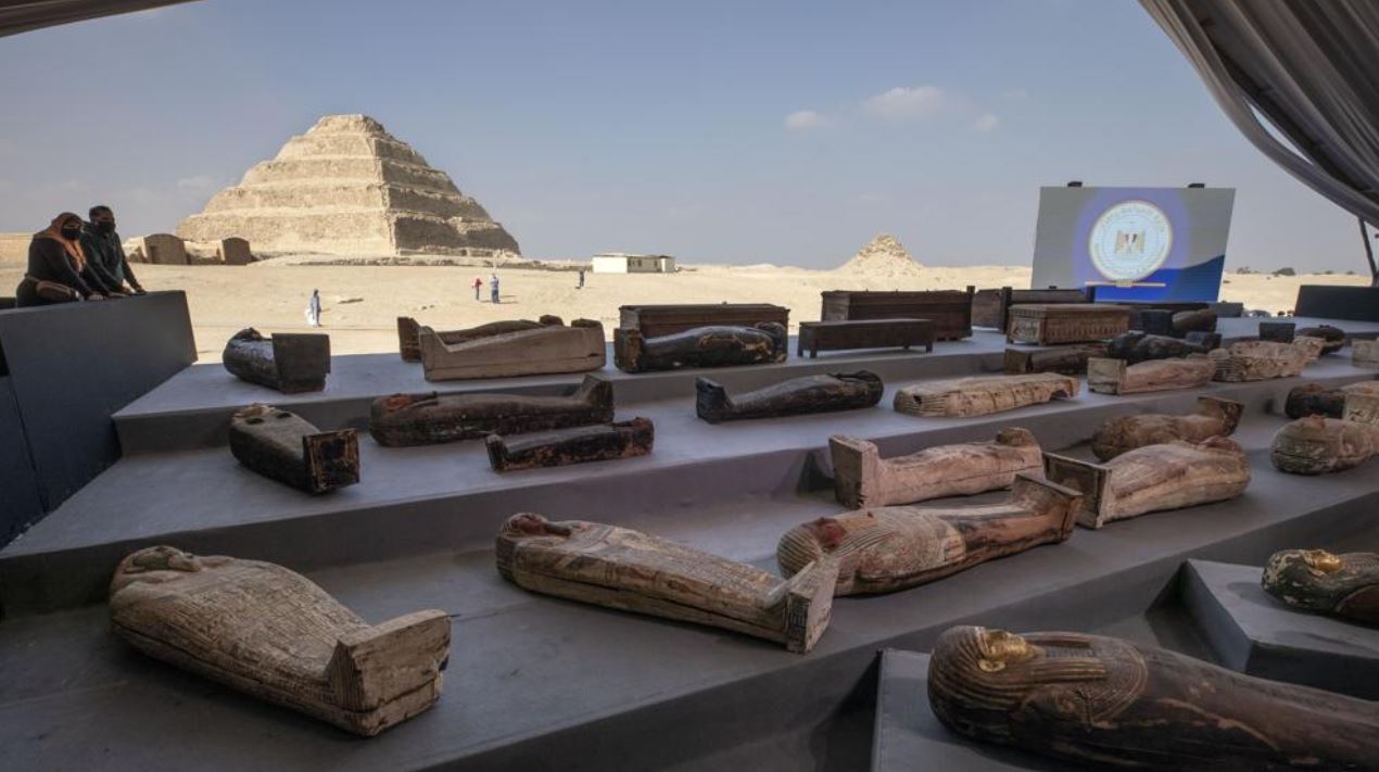 Los más de cien sarcófagos de hace 2.300 años hallados en la necrópolis de Saqqara se repartirán entre cuatro museos de Egipto
