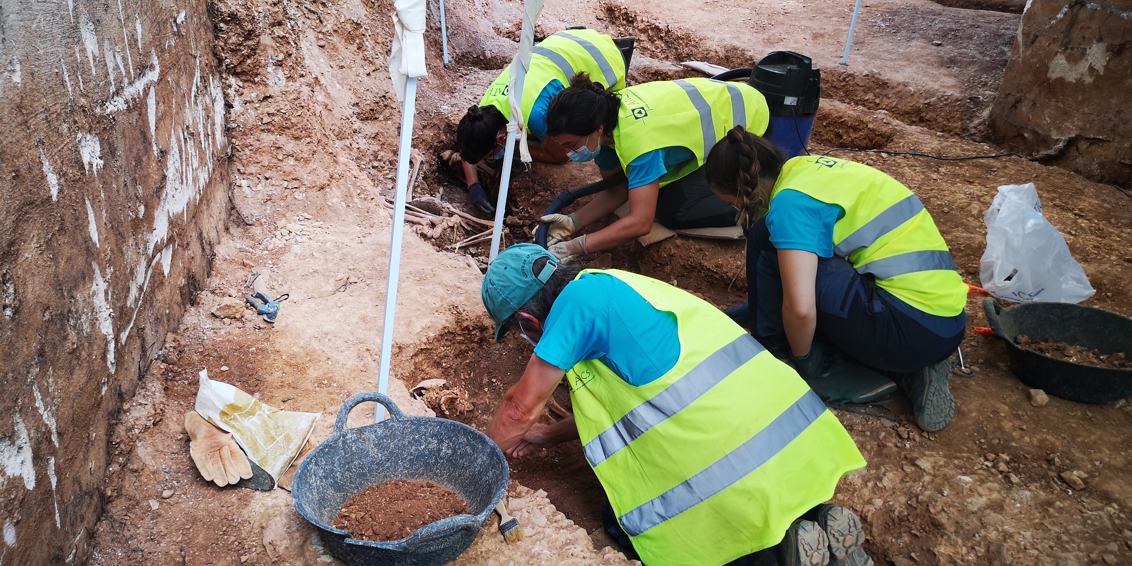 67 familias colaboran con genetistas y antropólogas en Manacor para identificar los restos exhumados en la fosa de Son Coletes