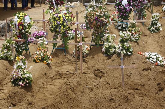 Sri Lanka comienza a despedir a sus 321 muertos  