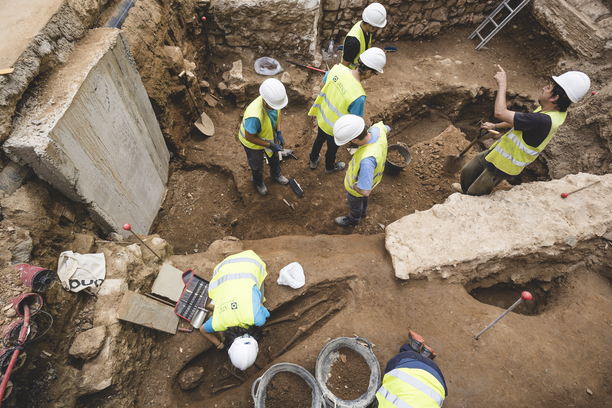 Obras de la Via Laietana (Barcelona) sacan a la luz siete tumbas de época romana y dos de época tardoantigua