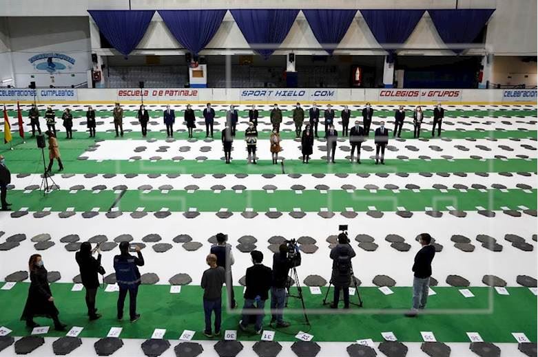 Un acto de homenaje cierra el tanatorio provisional del Palacio de Hielo de Madrid