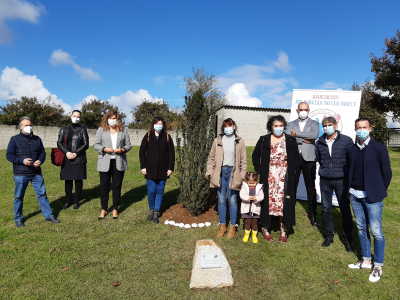 El cementerio de Narón ya tiene un árbol para recordar a hijas e hijos fallecidos durante el embarazo, el parto o al poco tiempo de nacer