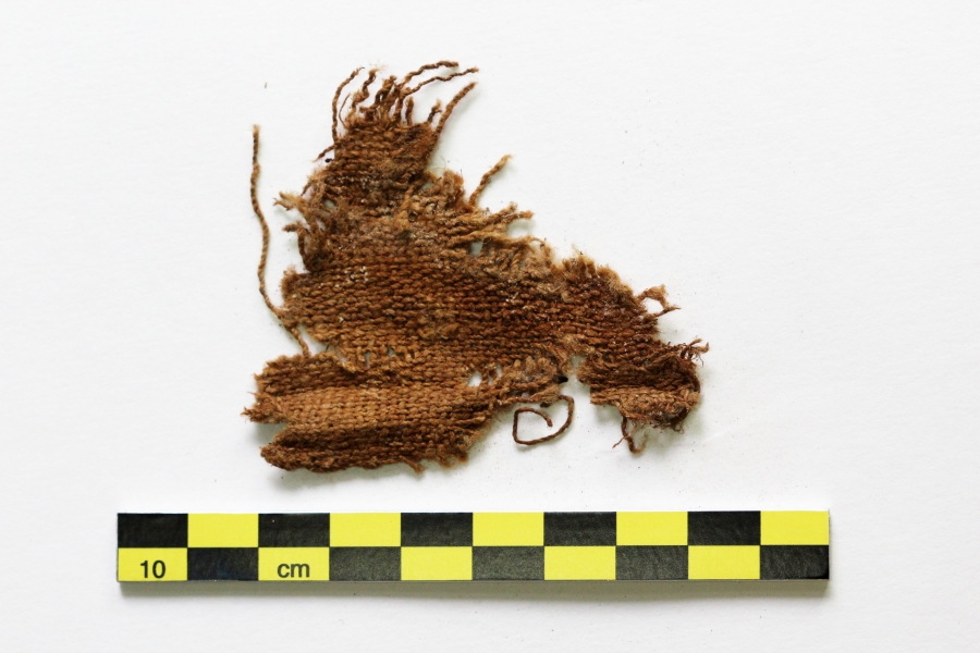 La Universidad de Córdoba identifica las telas más antiguas de la Península en una pequeña cueva sepulcral en Obejo