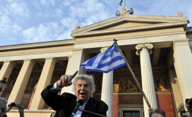 La familia de Theodorakis pretende enterrarlo en otro cementerio diferente al que pidió en una carta el compositor