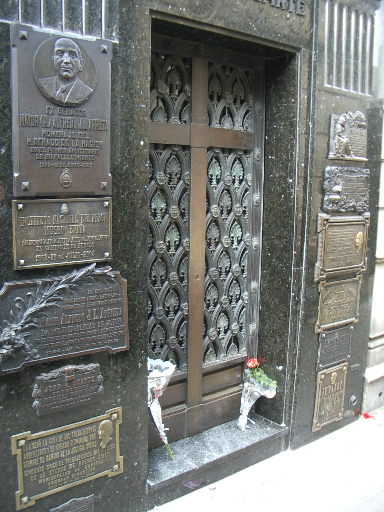 Sindicalistas y peronistas recuerdan a 'Evita' en el 65 aniversario de su muerte en La Recoleta