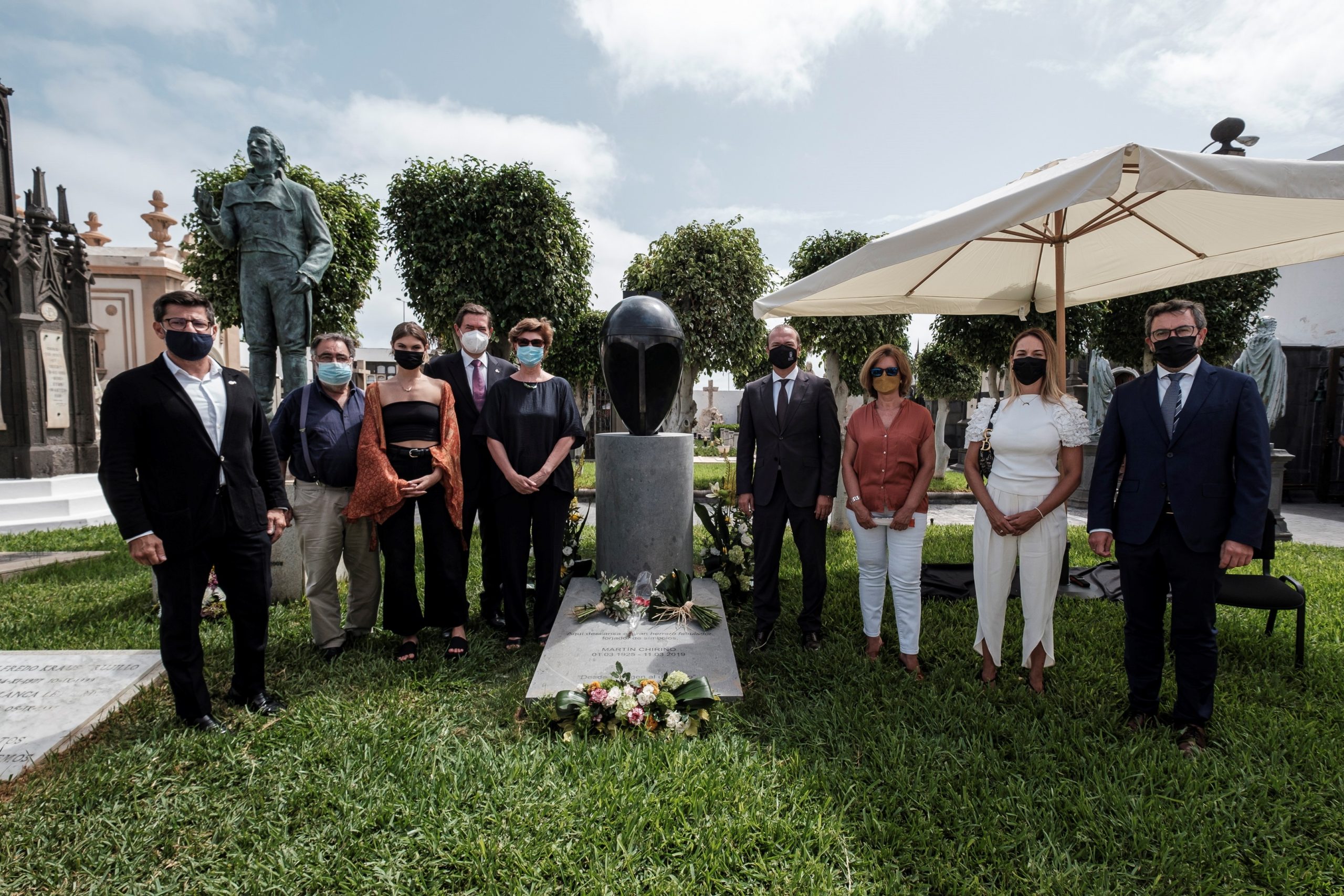 El cementerio de Vegueta de Las Palmas instala el monumento que el artista Martín Chirino diseñó para su tumba