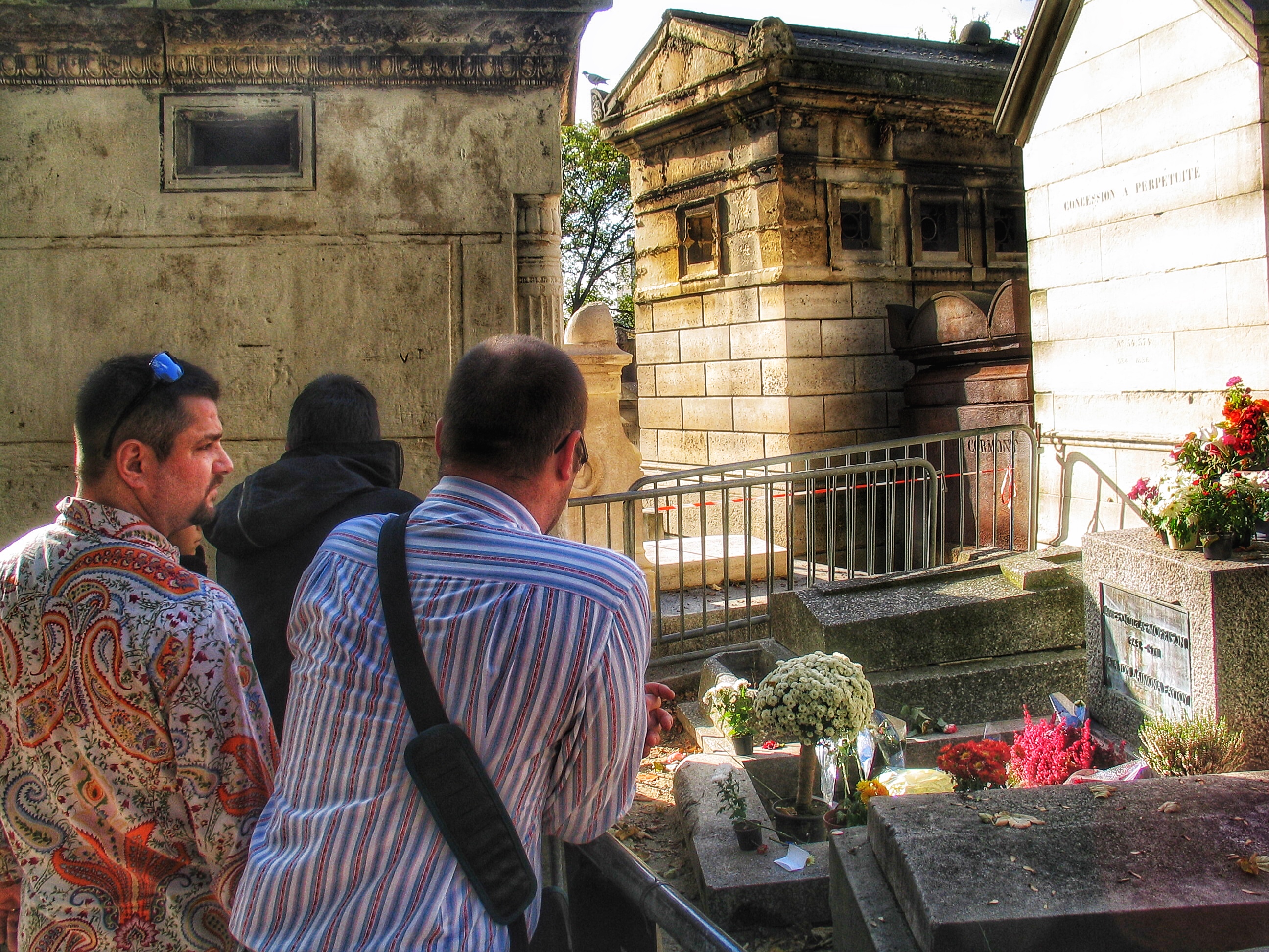 La tumba de Jim Morrison en París vuelve a ser lugar de peregrinación en el 75 aniversario de su nacimiento