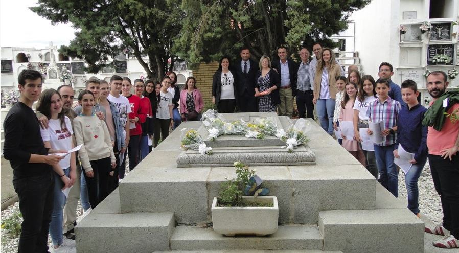 Homenaje de la comunidad educativa de Moguer a Juan Ramón Jiménez y Zenobia junto a su tumba en el cementerio