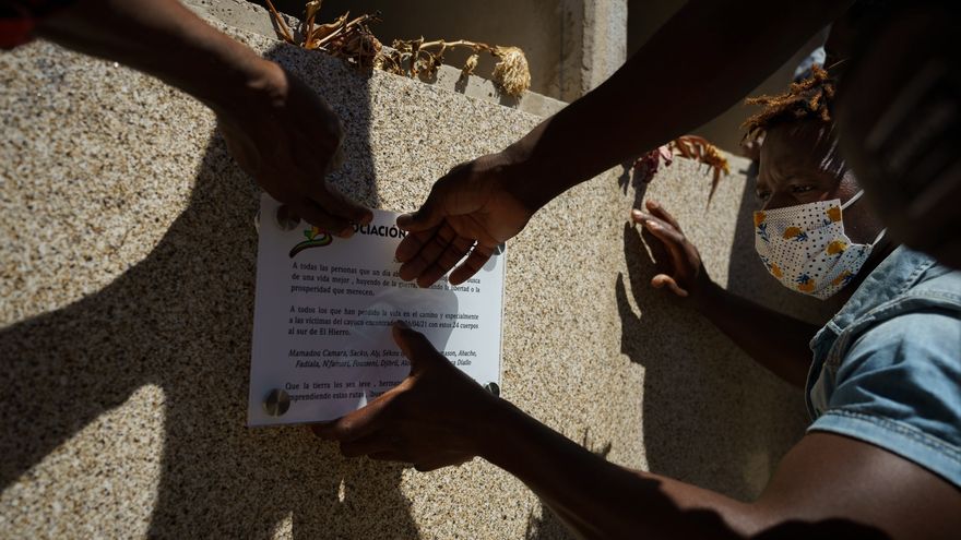 Quince tumbas y trece nombres en recuerdo de medio centenar de fallecidos del cayuco perdido en El Hierro