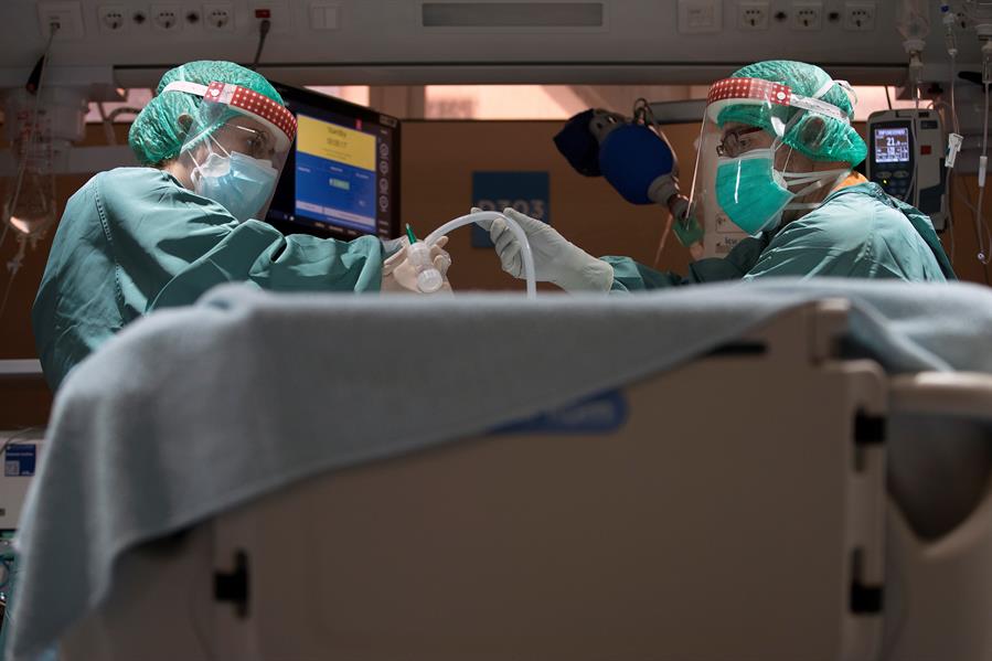 La letalidad del covid-19 en España es mayor entre hombres que entre mujeres y se sitúa entre un 0,8 y un 1,1 por ciento