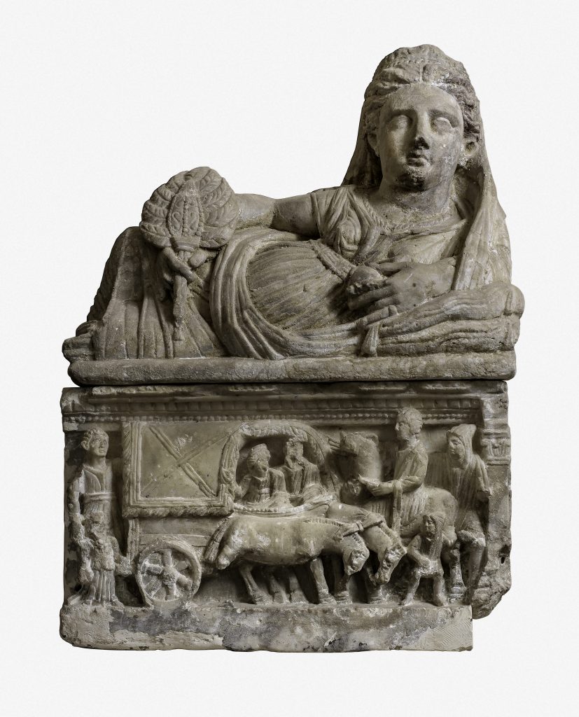 Urnas cinerarias, sarcófagos y estelas funerarias etruscas en una gran exposición arqueológica en Alicante