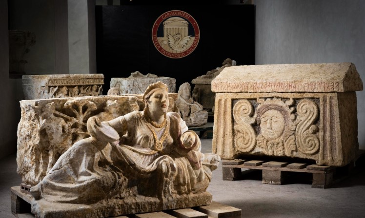 La policía italiana confisca ocho urnas funerarias etruscas que iban a ser vendidas en el mercado negro