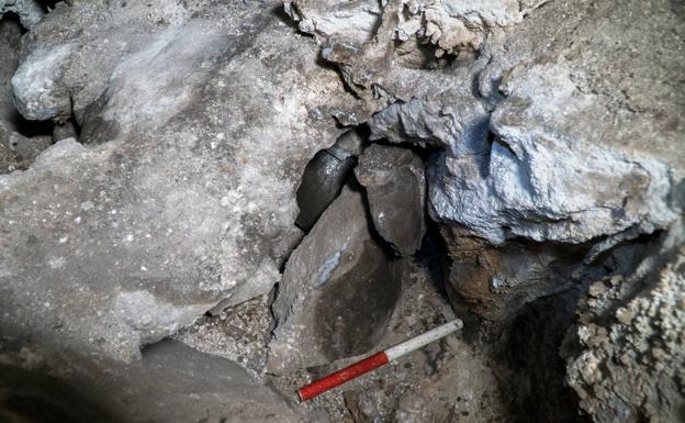 Hallan una vasija funeraria del Neolítico en la Cueva de Nerja (Málaga)