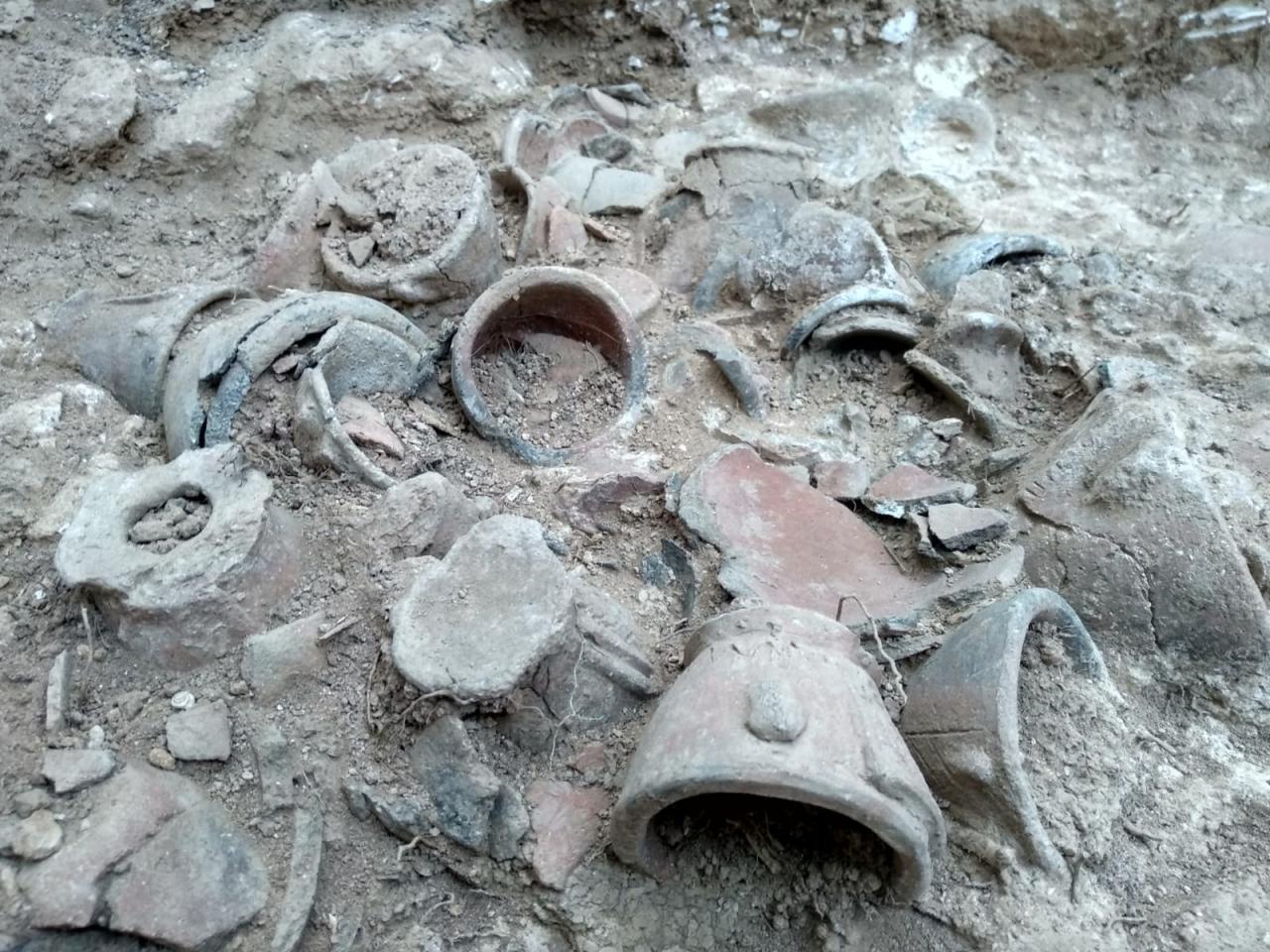Un equipo de arqueólogos coordinado por el Museo de Menorca halla un depósito intacto de vasos prehistóricos funerarios