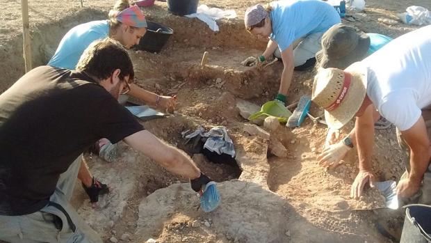 Aparece un ‘campo de urnas’ de tres mil años bajo una necrópolis visigoda en el yacimiento de Sena (Huesca)