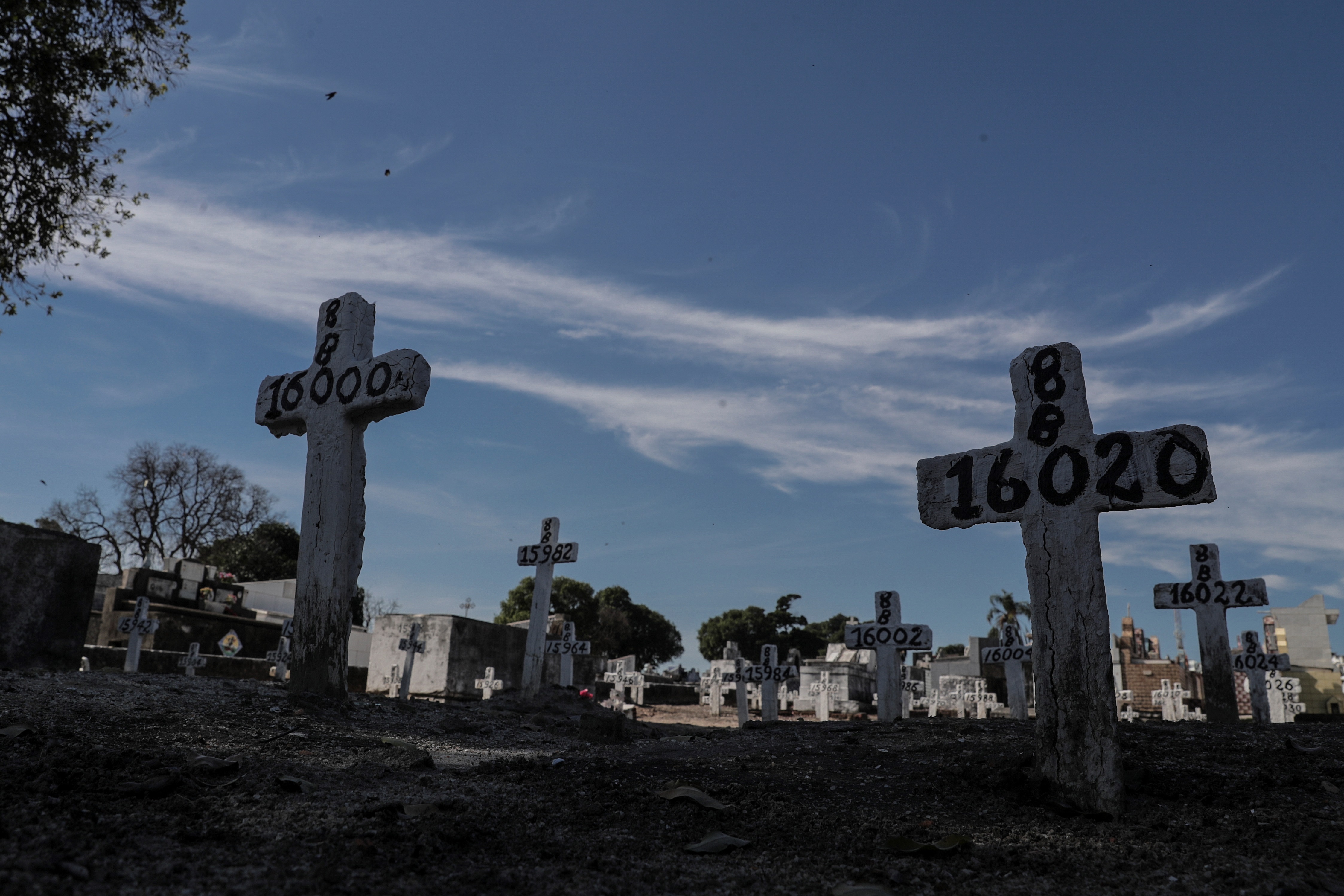 Latinoamérica supera los 100.000 muertos por COVID y la OMS pide más alerta