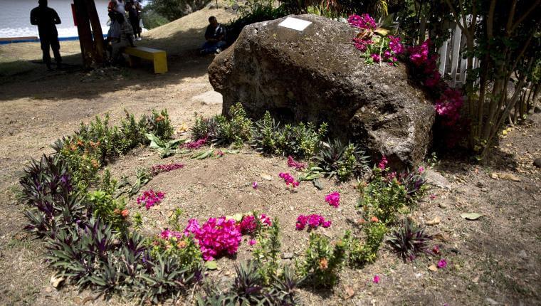 Las cenizas de Ernesto Cardenal ya están bajo una piedra de la isla Mancarrón junto a siete exguerrilleros