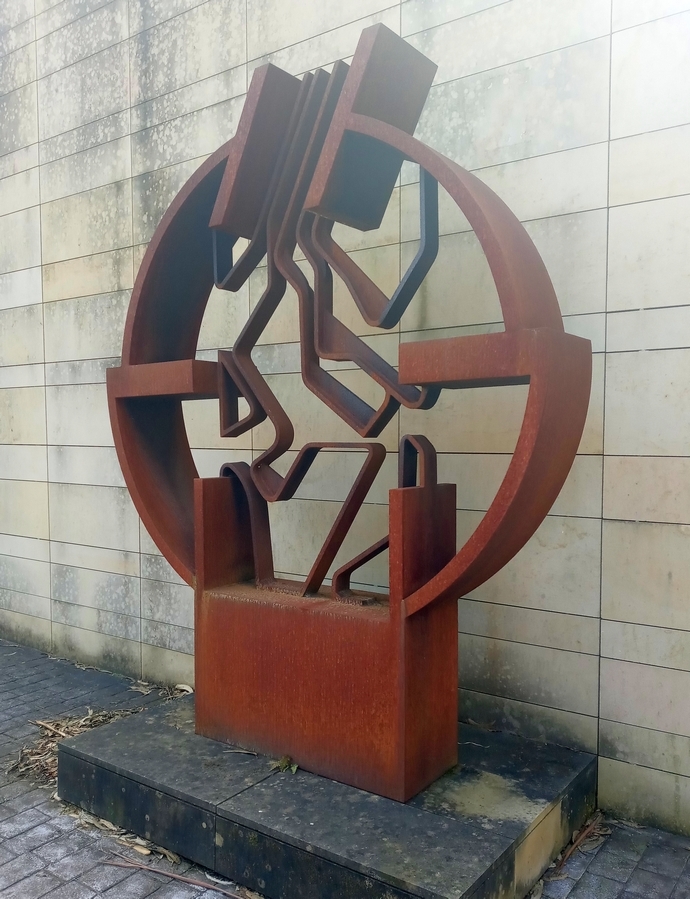 El Ayuntamiento de Urduliz (Vizcaya) presenta la escultura póstuma que el artista Nestor Basterretxea creó para su nuevo cementerio