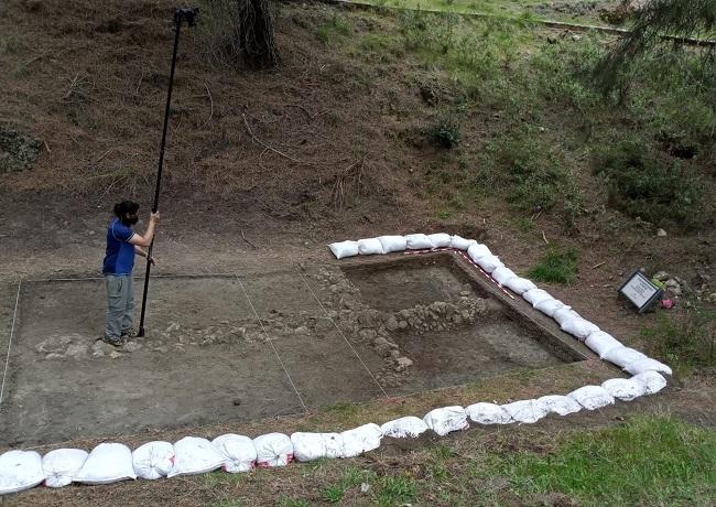 La primera fase de la excavación en la fosa del Barranco de Víznar (Granada) localiza los restos de siete personas