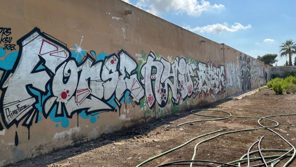 Cinco malos 'grafiteros' denunciados en Elche por daños en el muro del cementerio