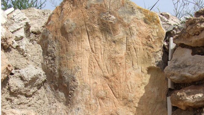 Hallan estatuas-menhir de la Edad del Cobre en la necrópolis de Los Millares de Almería