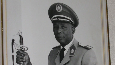 El último rey de Burundi abandona el almacén de la funeraria suiza que lo ha ‘guardado’ cuatro años