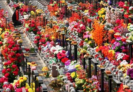 China celebra su día de difuntos con graves problemas de espacio para enterrar