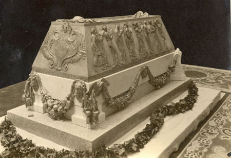 El sarcófago de Blasco Ibañez se traslada al vestíbulo del Cementerio General de Valencia