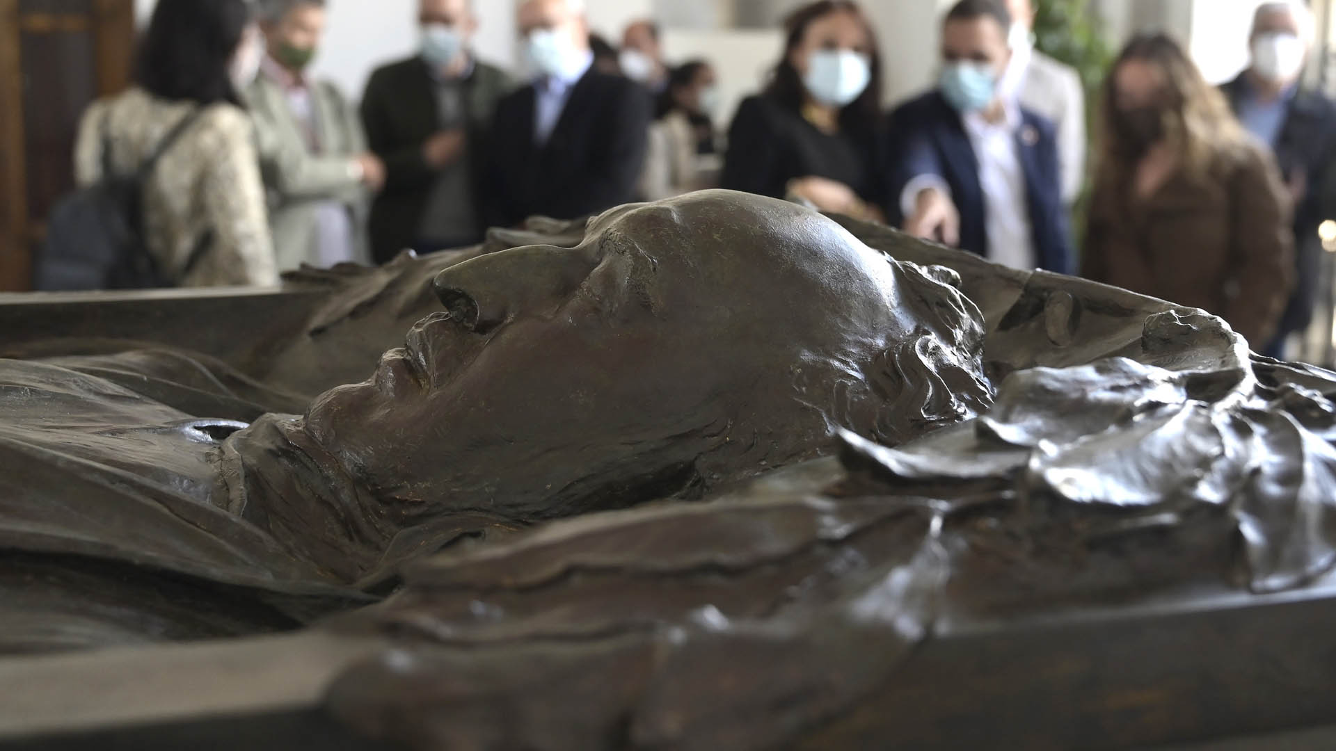 El sarcófago que Benlliure hizo para Blasco Ibáñez ya está en el Cementerio General de Valencia 80 años después