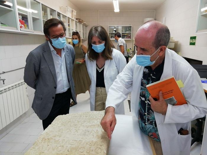 Un agricultor y el dueño de una finca entregan una estela funeraria romana al museo arqueológico de Granada