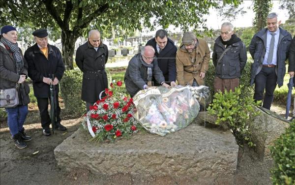 La tumba de Valle-Inclán se volvió a llenar de flores