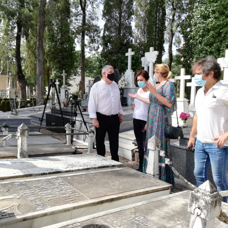 Sacan decenas de bolsas con restos de represaliados de un panteón del cementerio de Écija para identificar a sus familiares