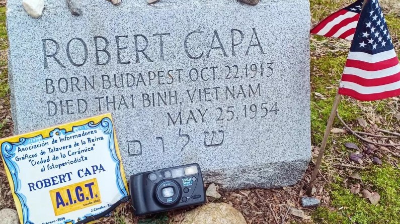 Cerámica de Talavera en la tumba del fotoperiodista Robert Capa